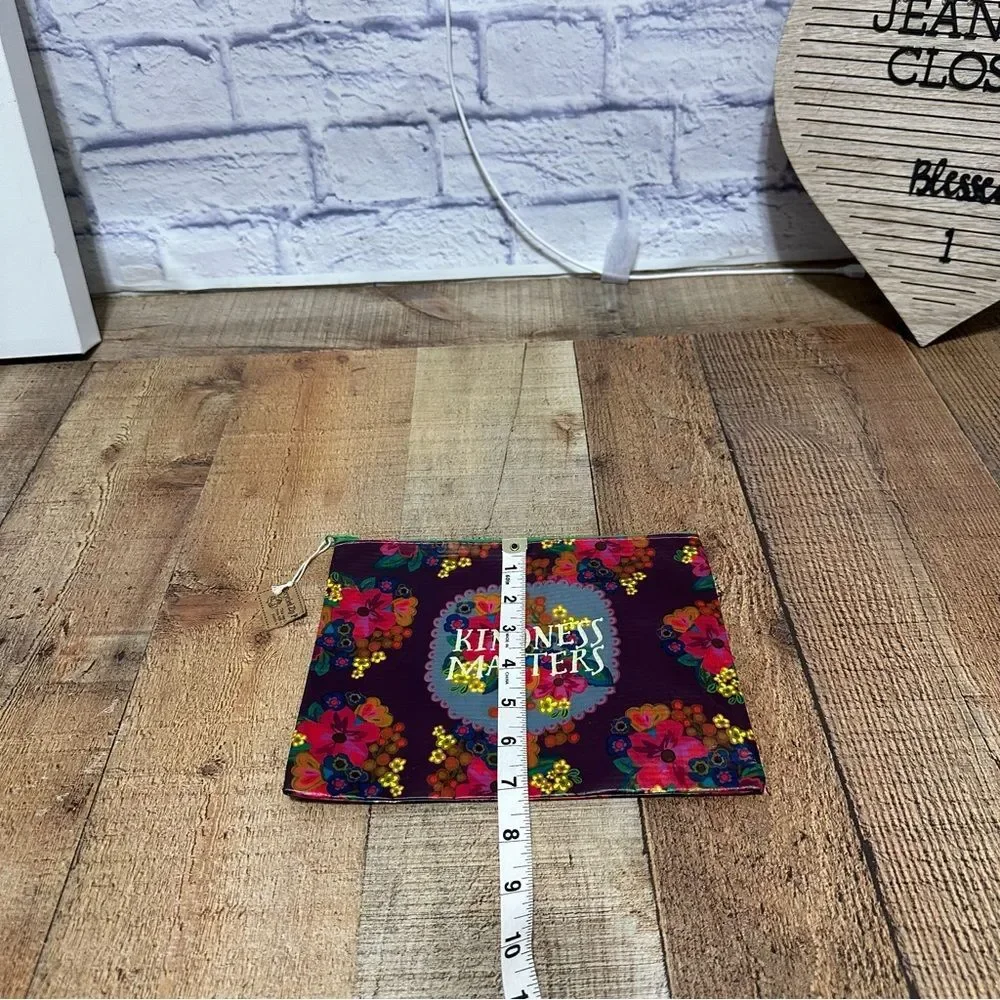 NATURAL LIFE RECYCLED ZIP POUCH KINDNESS MATTERS